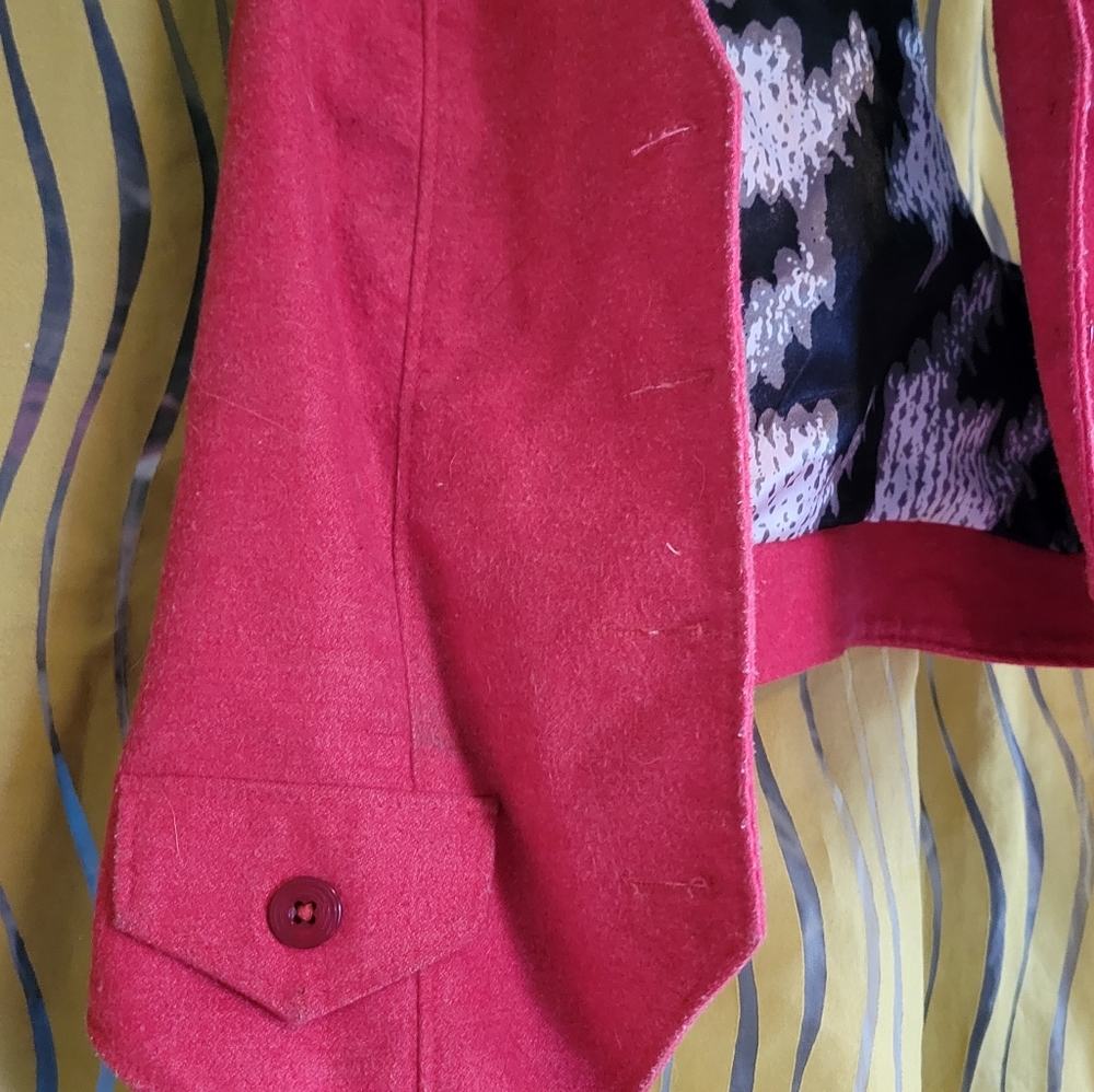 Go International red vest - Picture 8 of 8